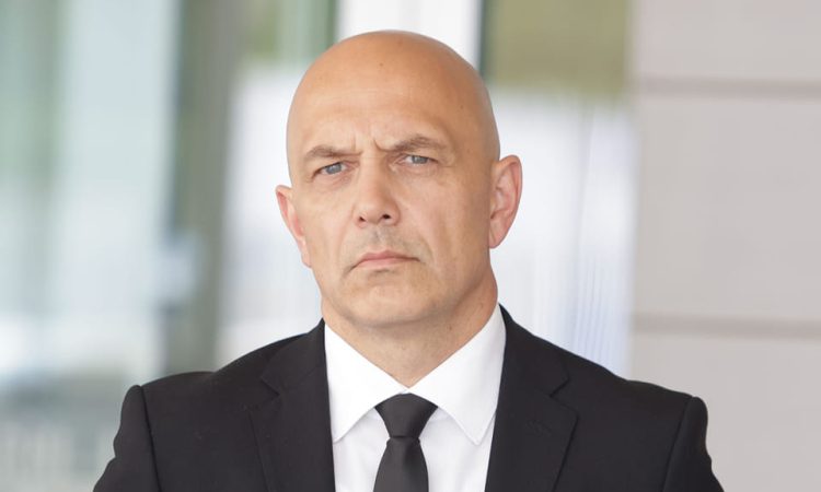 Vlada z vrha policije razrešila Lindava, zamenjal ga bo Senad Jušić
