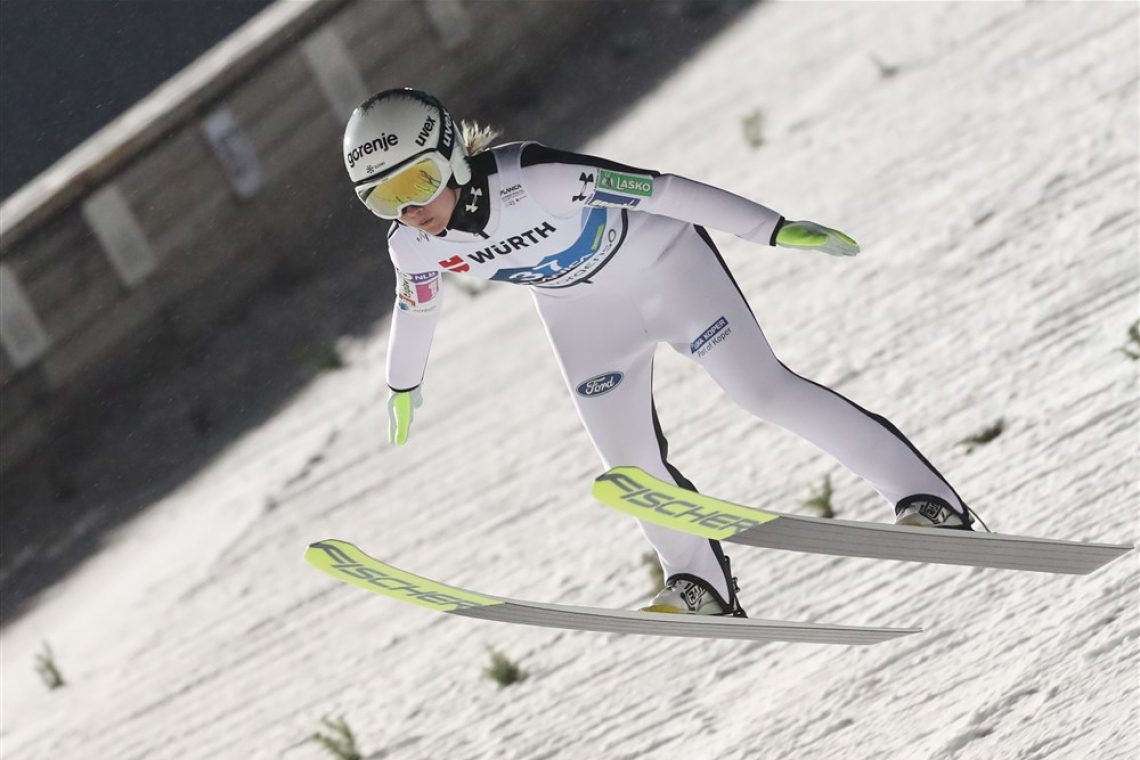 Ema Klinec v Vikersundu kot prva smučarska skakalka preskočila 200 m