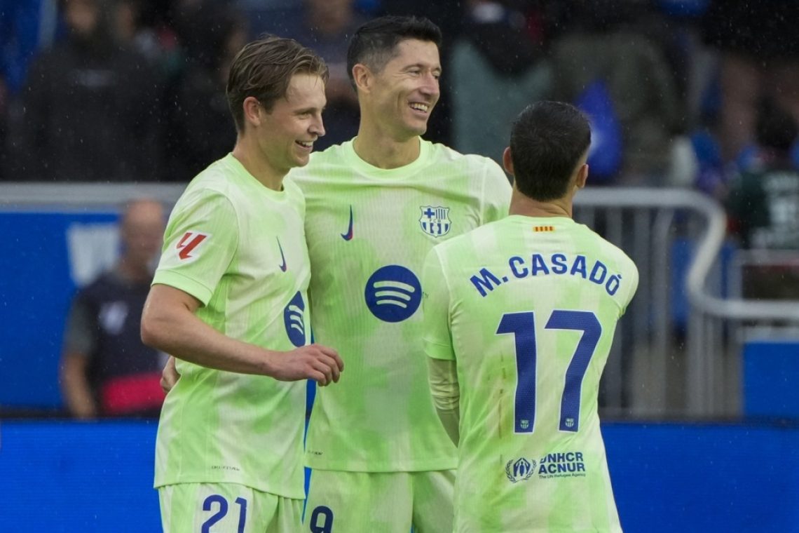 Barca s tremi goli Lewandowskega zanesljivo prek Alavesa