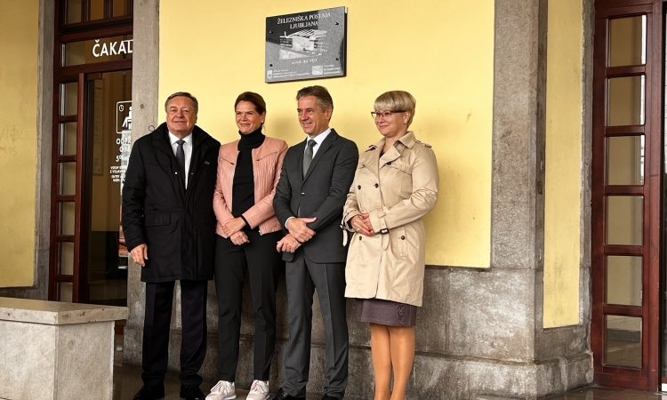 Z odkritjem spominske plošče uradno začeli dela na ljubljanski železniški postaji