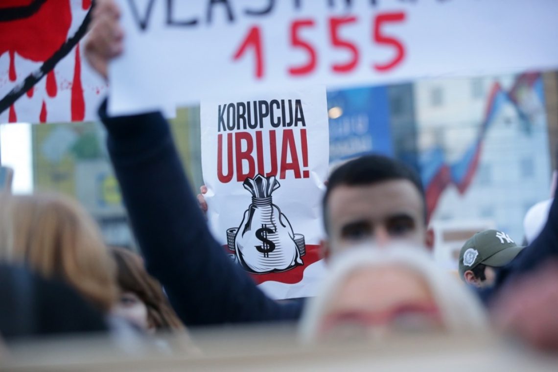 Osrednji srbski mediji protestom na katerih se je zbralo več kot sto tisoč ljudi namenili manj kot dve minuti