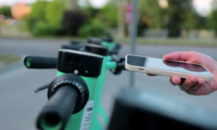 Otrok z električnim skirojem trčil v betonski steber in se huje poškodoval