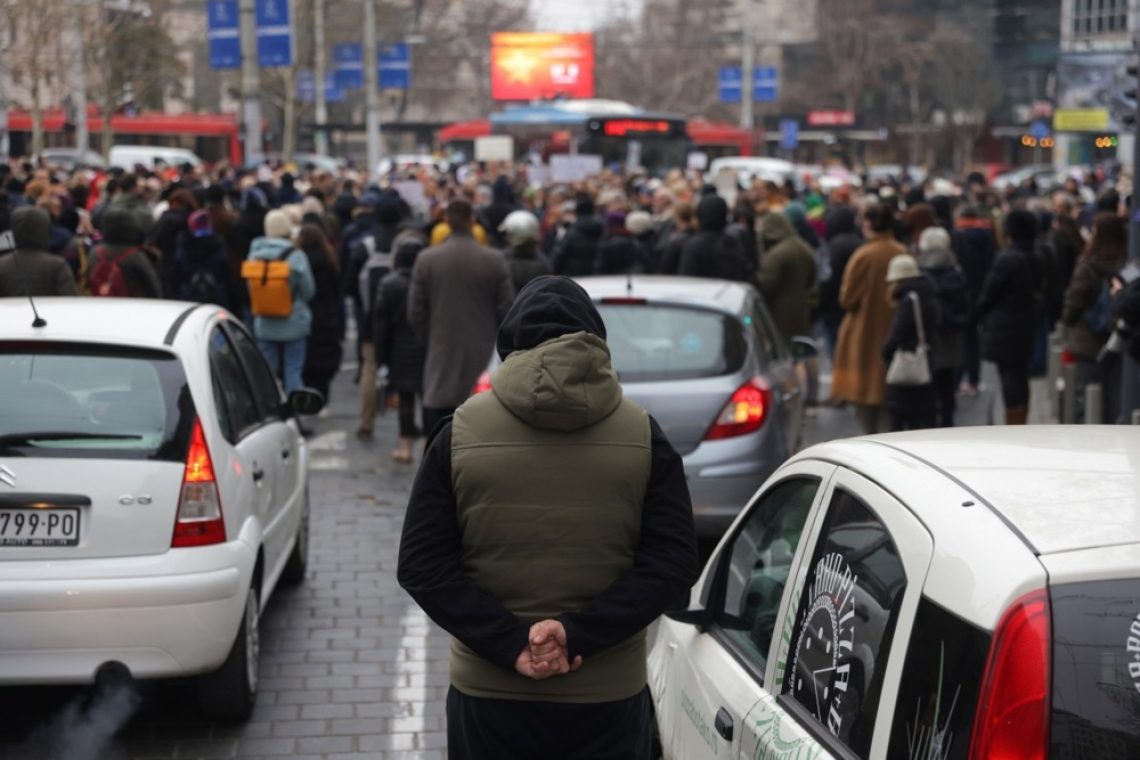 V Novem Sadu opozicija za kratek čas vdrla v mestno hišo