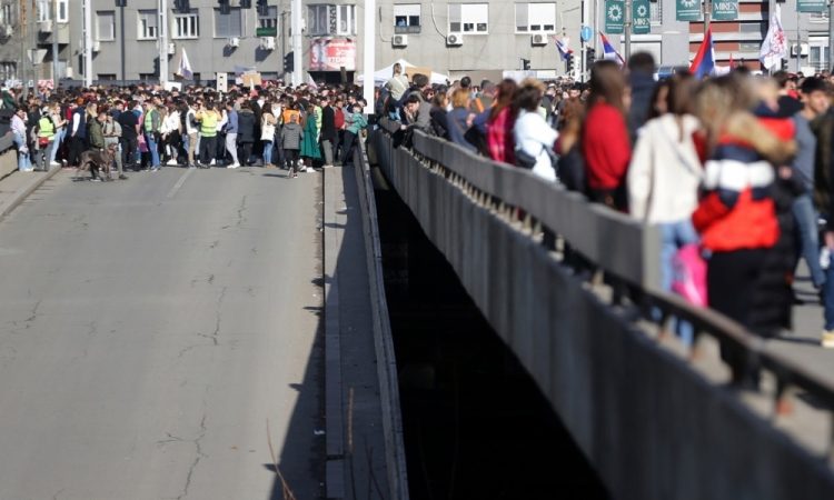 Študenti nadaljujejo 24-urno blokado Autokomande