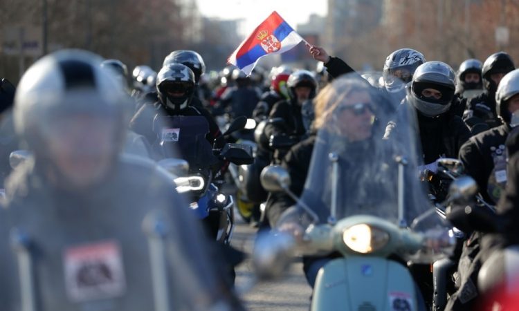 V Novem Sadu v spomin na žrtve nesreče blokada treh mostov