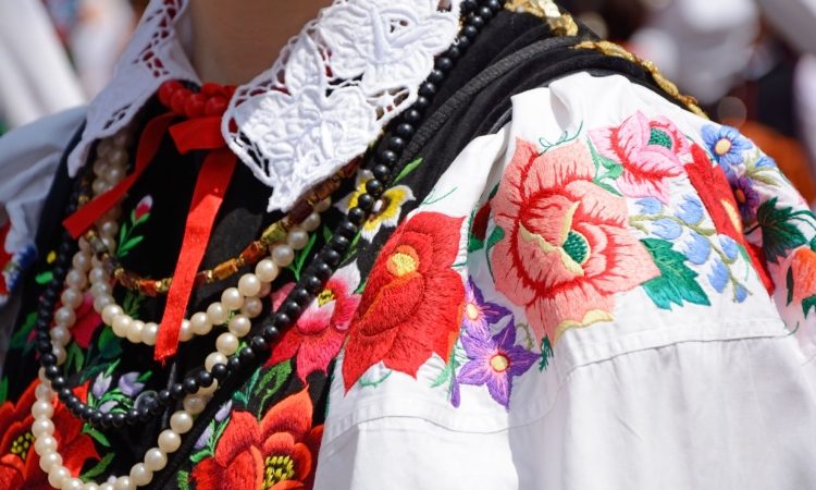 Urad objavil vabilo k oddaji ponudbe za nastop na prireditvi Dobrodošli doma