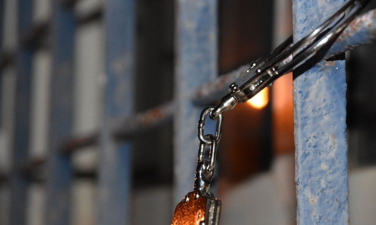 Napadalec v novogoriškem nočnem lokalu obsojen na dve leti zapora