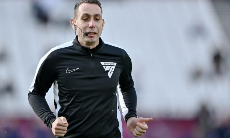 Uefa kaznovala kontroverznega angleškega sodnika Cooteja