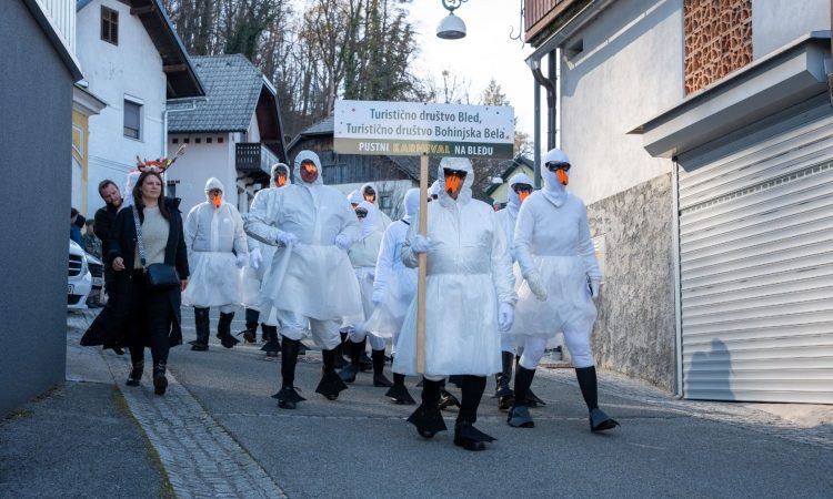 Blejski pustni karneval privabil množico mask in obiskovalcev