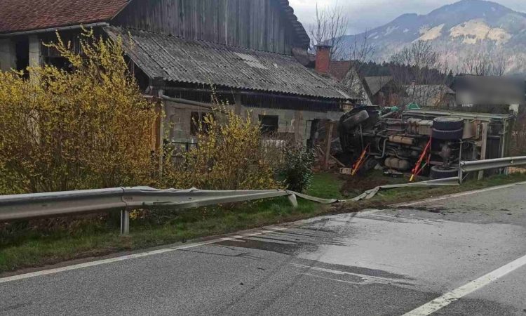Tovorno vozilo zapeljalo s ceste in trčilo v poslopje