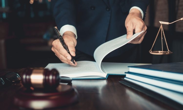 NPU ovadil štiri osebe in podjetje zaradi suma zlorabe položaja in ponarejanja listin