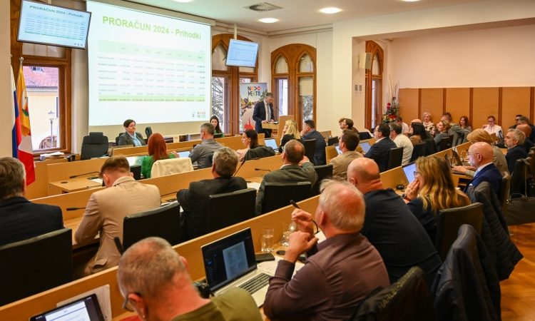 Novomeški svetniki potrdili rebalans proračuna in uskladitev cen vrtcev do konca leta 2026