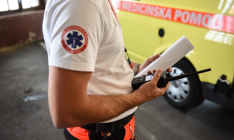 Eksplozija na gradbišču v Rožni dolini huje poškodovala dva delavca