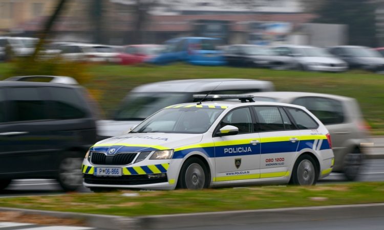 Policija zaradi več kaznivih dejanj išče Roberta Carvelya