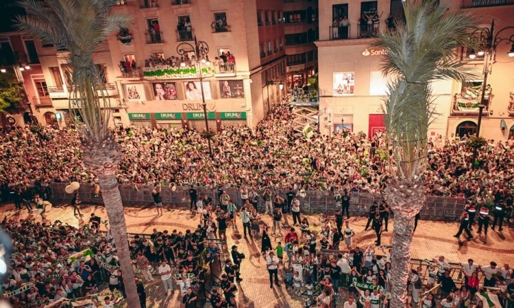 Kar 200.000 ljudi na ulicah proslavilo prihod Elcheja v La ligo