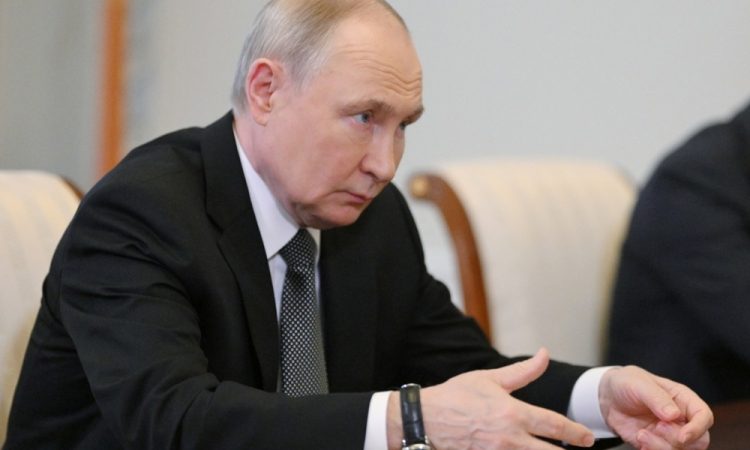 Putin pripravljen na srečanje z Zelenskim, vendar šele v zadnji fazi pogovorov