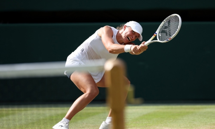 Iga Swiatek brez izgubljene igre proti Amandi Anisimovi do prvega naslova v Wimbledonu
