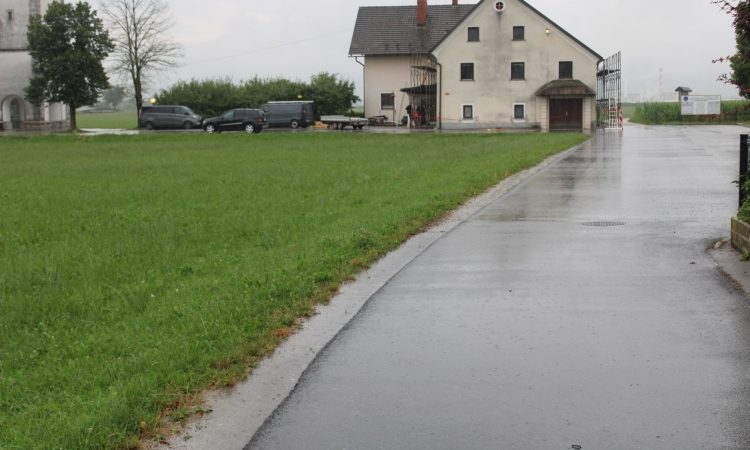 Policija išče voznika, ki je v Žabnici trčil v peško in pobegnil
