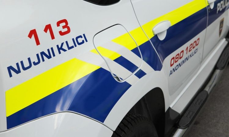 Na pločniku v Kranju kolesar trčil v pešca 