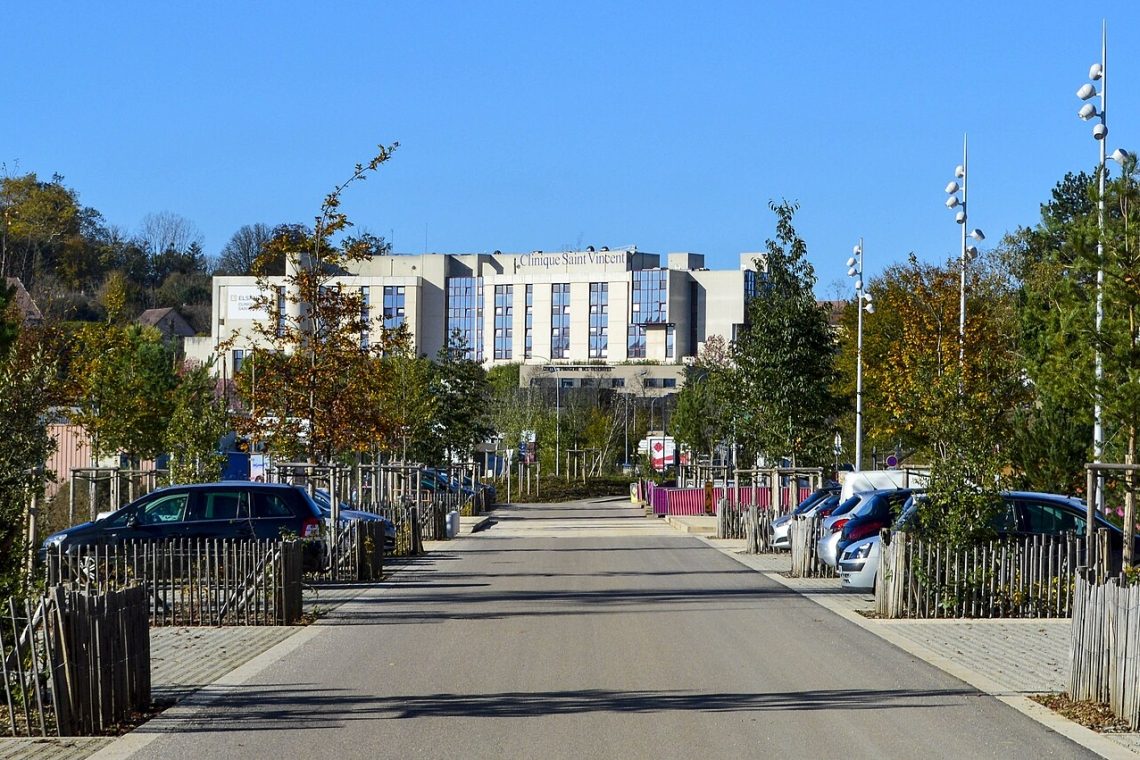 V Franciji se je začelo sojenje anesteziologu, obtoženemu zastrupitve 30 pacientov