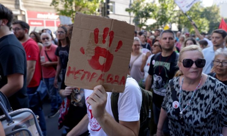 EU zavrnila obtožbe Rusije o spodbujanju protestov v Srbiji