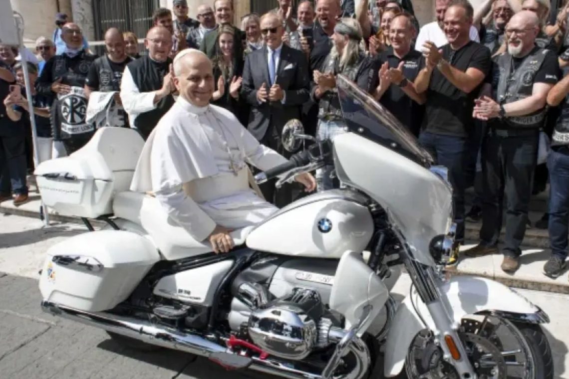 Papež Leon XIV prejel v dar motor BMW za dobrodelni namen