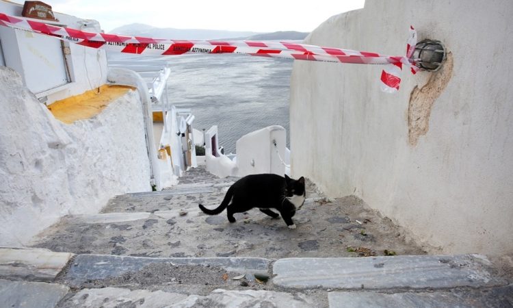Santorini februarja pretreslo več kot 28.000 potresov zaradi gibanja magme pod otokom