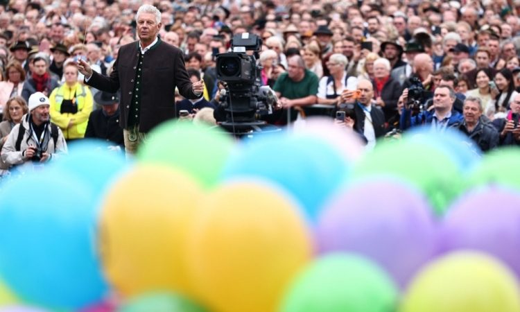 V Münchnu zaradi grožnje z bombo začasno zaprli Oktoberfest
