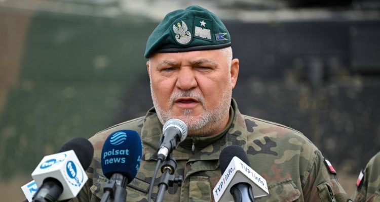 Poljska uvaja prostovoljno vojaško usposabljanje za vse državljane