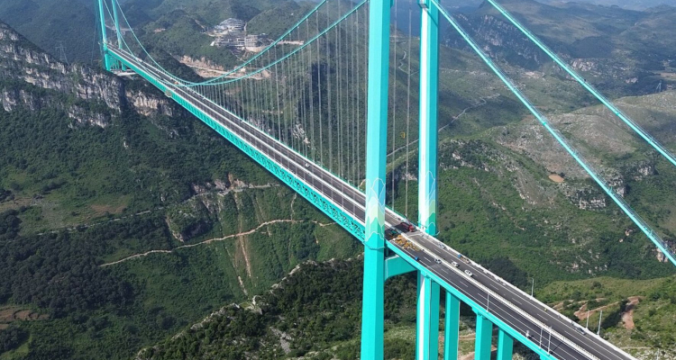 Kitajska odprla najvišji most na svetu v kanjonu Huajiang