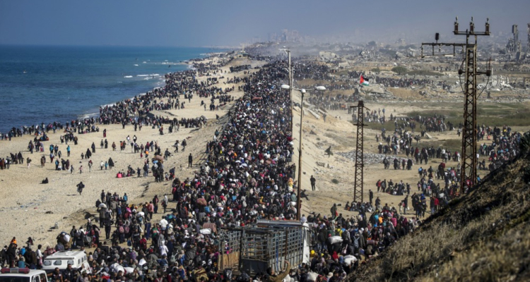 Razseljeni Palestinci se po obalni cesti vračajo proti severu Gaze