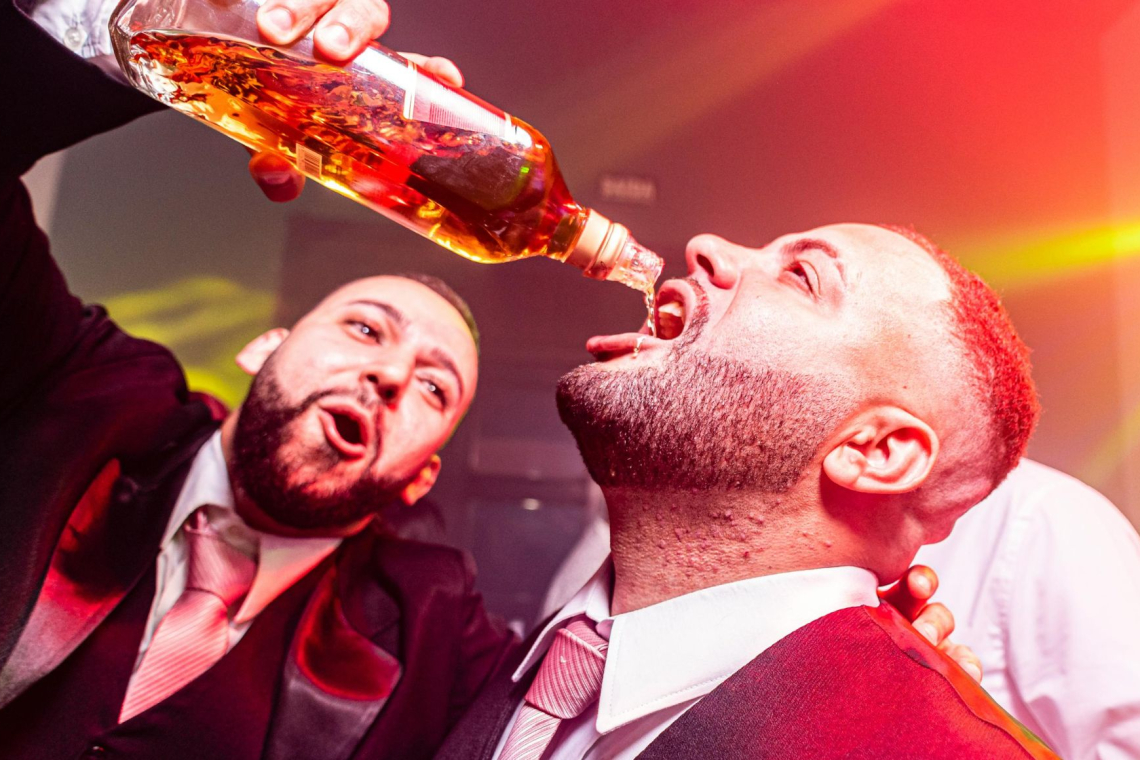 Mladi Britanci množično opuščajo alkohol in iščejo trezno zabavo