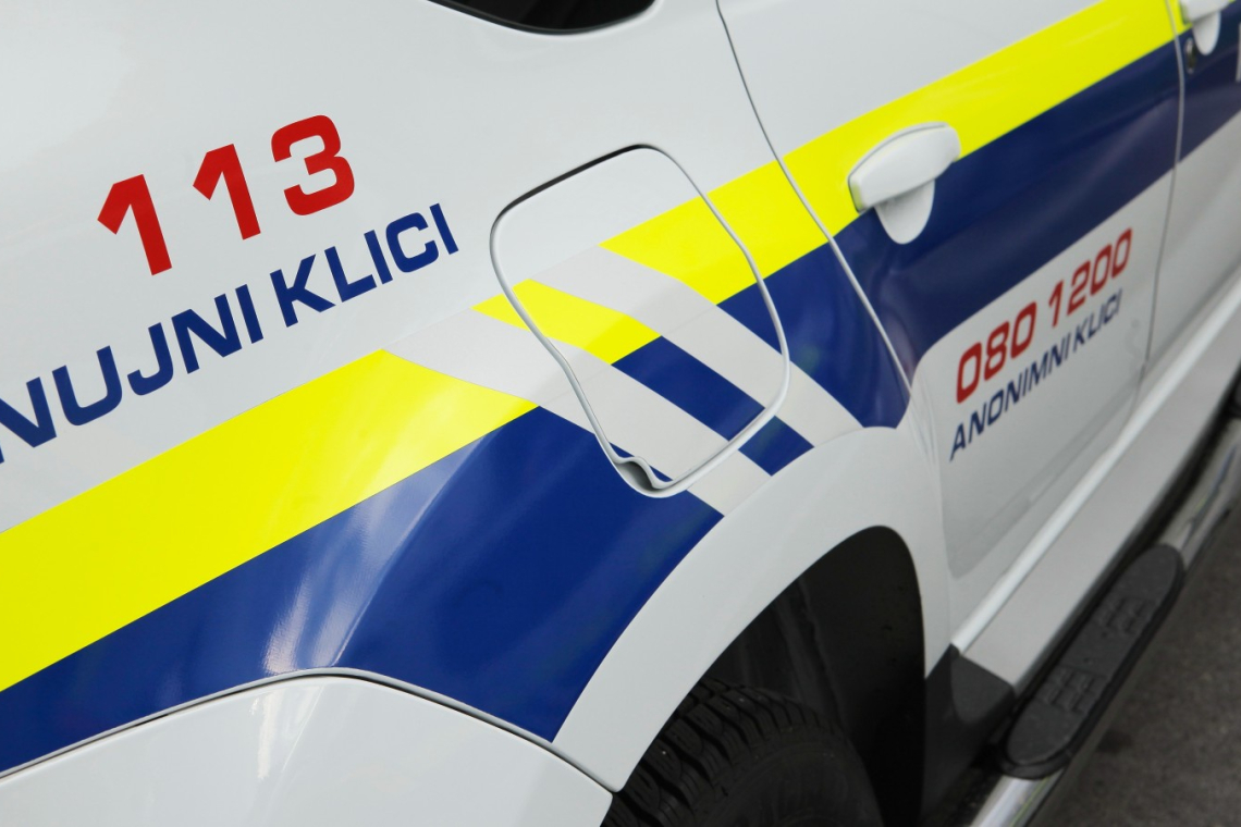 Med nočnim pluženjem snega umrl 29-letni traktorist