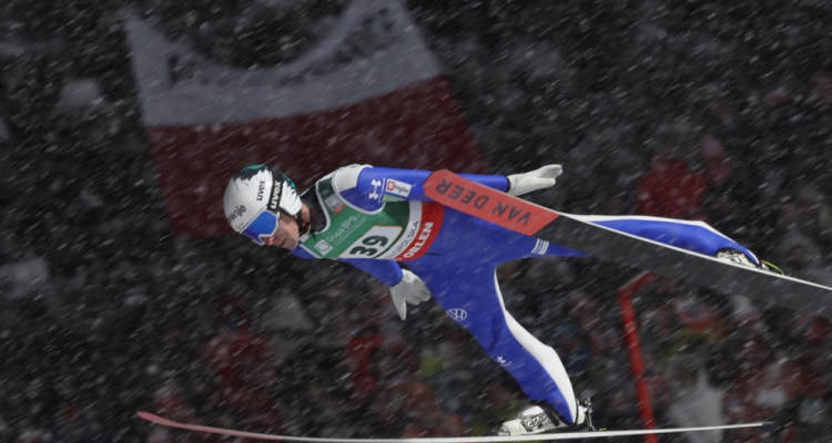 Slovenski skakalci po drami s pobeglimi smučkami brez boja za odličje