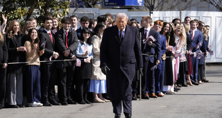 Trump verjame poročilom o smrti Alija Hameneja, uradne potrditve še ni